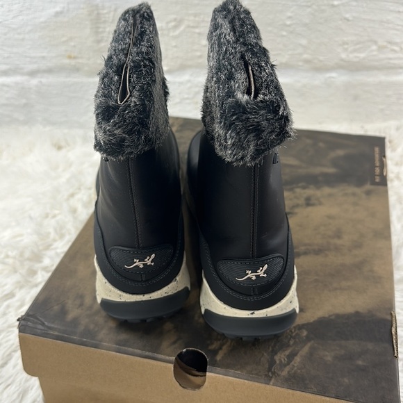 NIB Chaco Borealis Mid Waterproof Boot - Picture 6 of 8